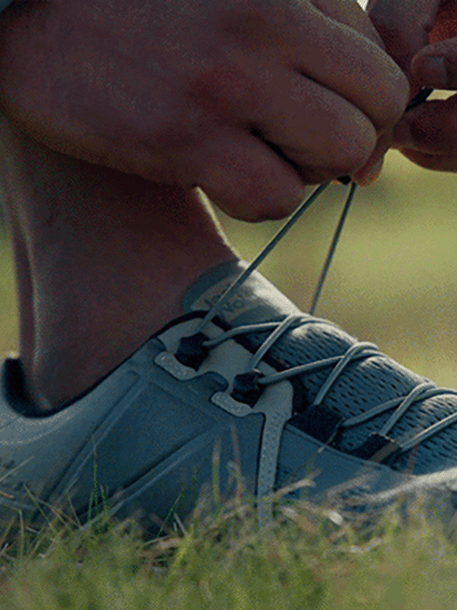 Close-up beeld bij het schoenen strikken